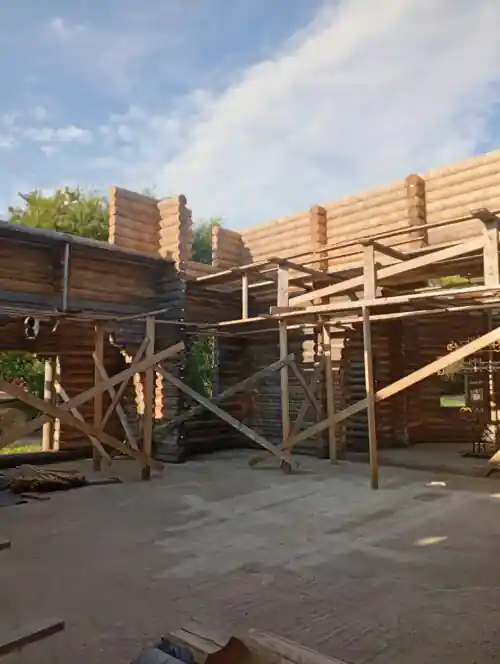 Работы внутри деревянного сруба